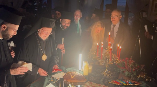 Βασιλόπιτα στο Μαράσλειο με κεριά – Πατριαρχική ομιλία μέσα στο σκοτάδι